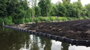 40 cm hoge beschoeiing aan de zijde van de dijksloot