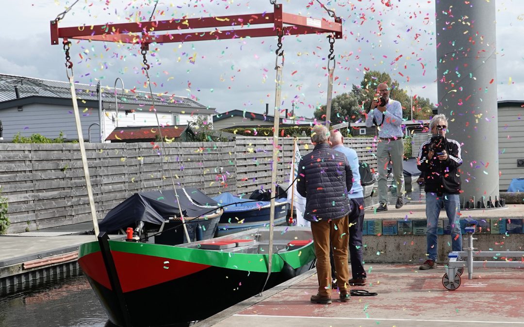 Bovenlandenboot te water gelaten