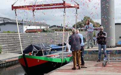 Bovenlandenboot te water gelaten