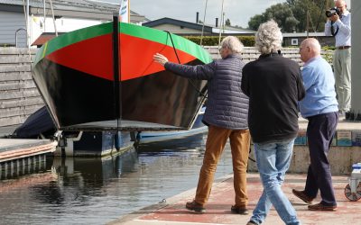 Bovenlandenboot te water gelaten