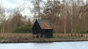 Schuilhut op seringenakker