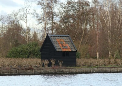 Schuilhut op seringenakker